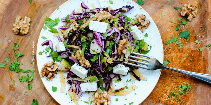 Rotkohl-Wirsing-Salat mit Birne, Walnüssen und Feta