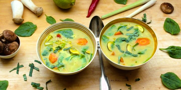 Thai-Suppe mit Steckrübe, Spinat und Pilzen