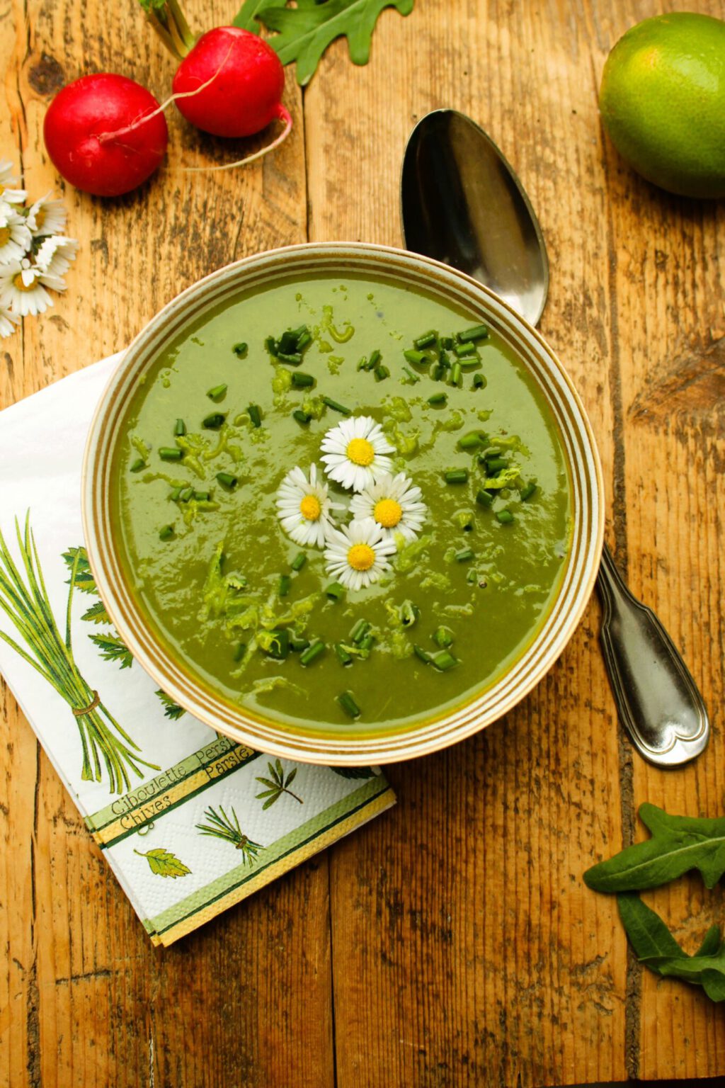 Detox-Suppe mit Spinat und Radieschenblättern