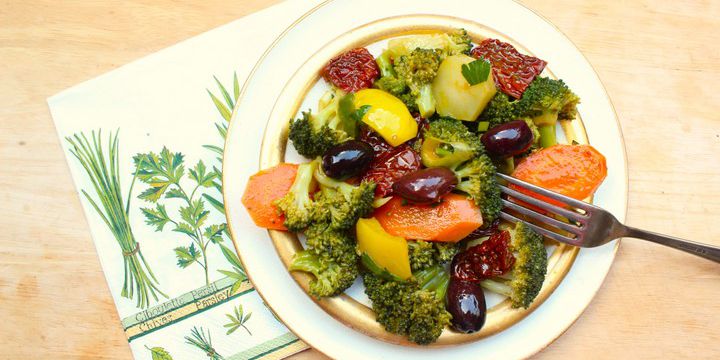Brokkoli-Paprika-Kohlrabi-Salat mit Kalamata-Oliven